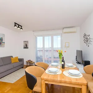 Spacious Smile With Terrace And Secure Garage Apartman Split