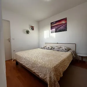 Mimi - Airport Apartman Pula